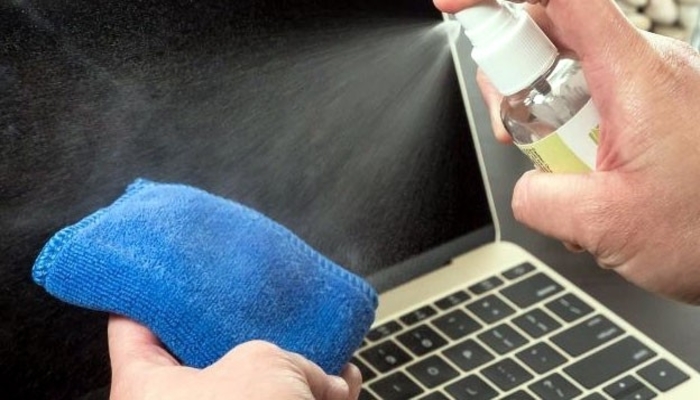 Vệ sinh sạch sẽ các điểm tiếp xúc trên máy tính giúp tiết kiệm điện năng